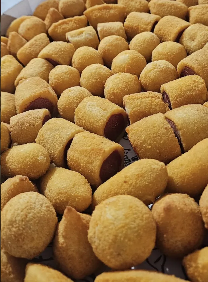 Produção artesanal de salgados da Festa Fácil